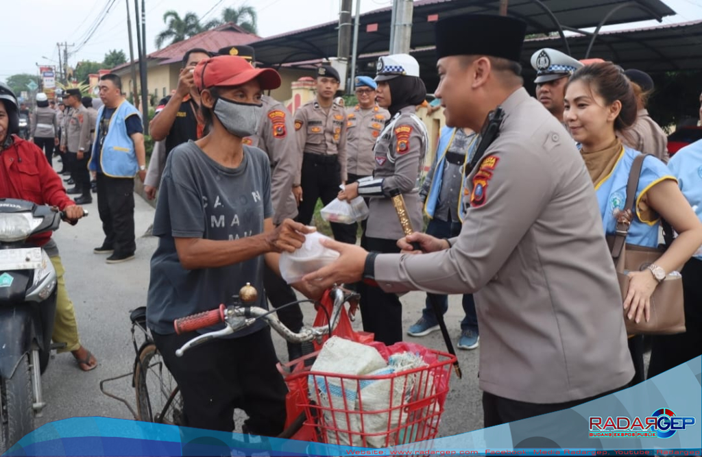 Polresta Deli Serdang Bersama Dengan Polsek Jajaran Berbagi Takjil Kepada Masyarakat